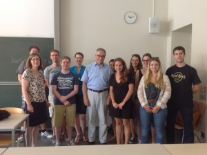 Zeitzeuge Minister a. D. Karl Peter Bruch nach dem Gespräch mit einigen Studierenden der forschungspraktischen Übung "Amerikaner in Rheinland-Pfalz" am 1. Juli 2015
